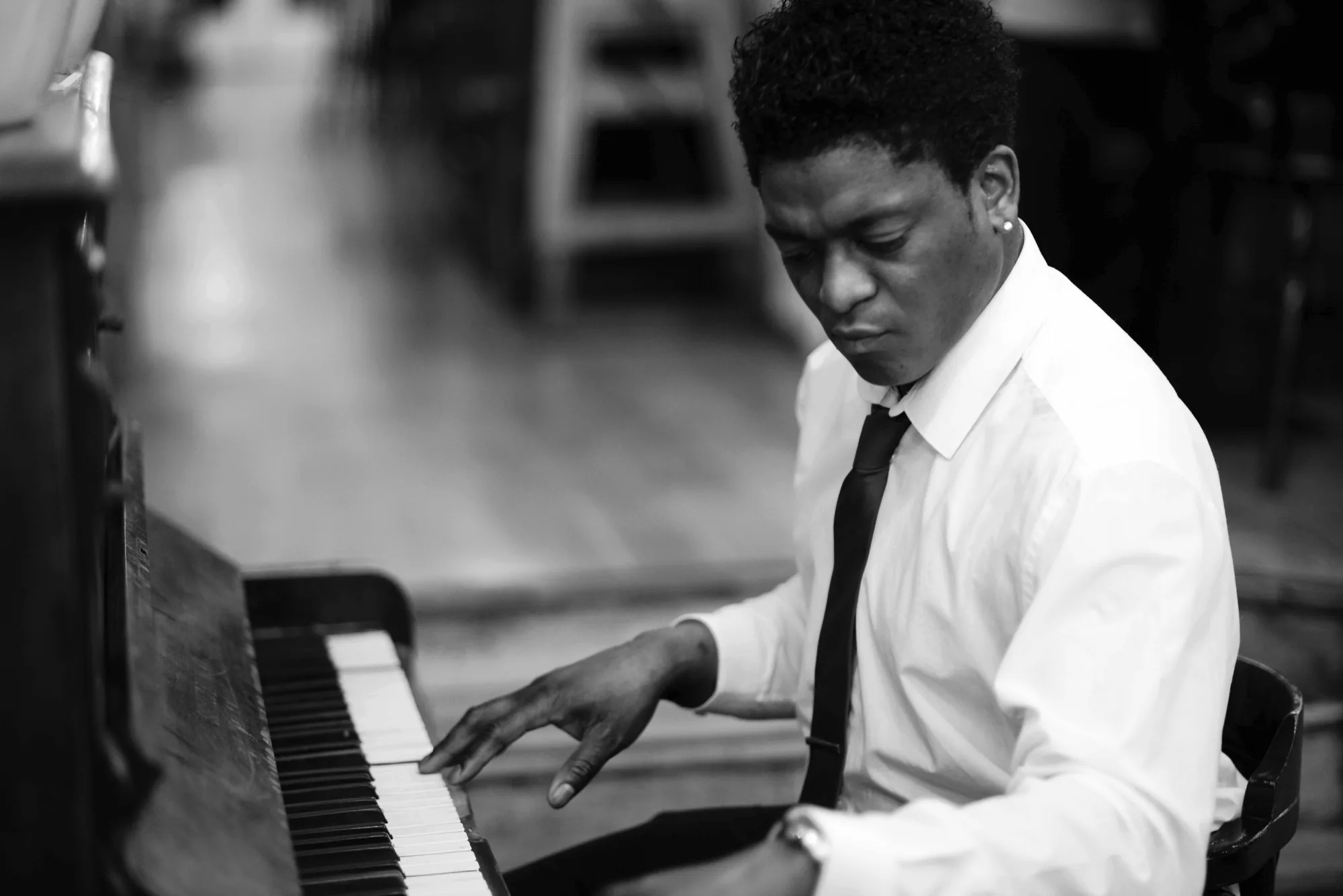 A street pianist playing in black and white